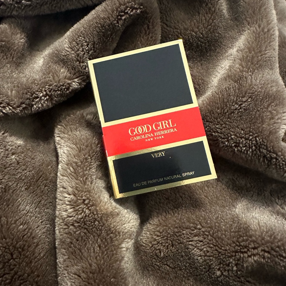 New💕4/30💕Very Good Girl Carolina Herrera